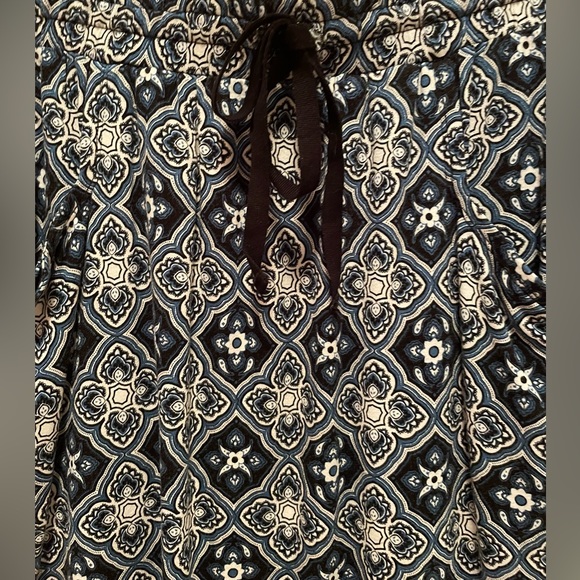 Max Studio pretty navy and white skirt with bow and slouchy pockets. Cute!! - Picture 7 of 7